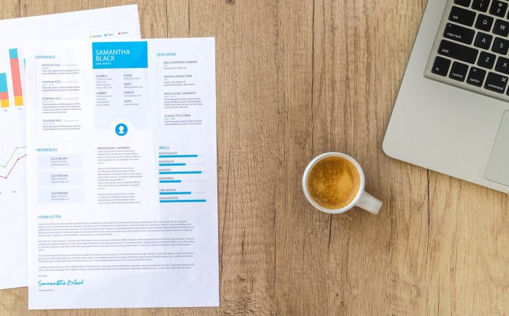 An infographic illustrating key ATS resume mistakes and solutions, aimed at helping job seekers enhance their applications.
