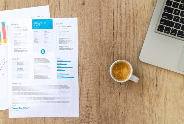 An infographic illustrating key ATS resume mistakes and solutions, aimed at helping job seekers enhance their applications.